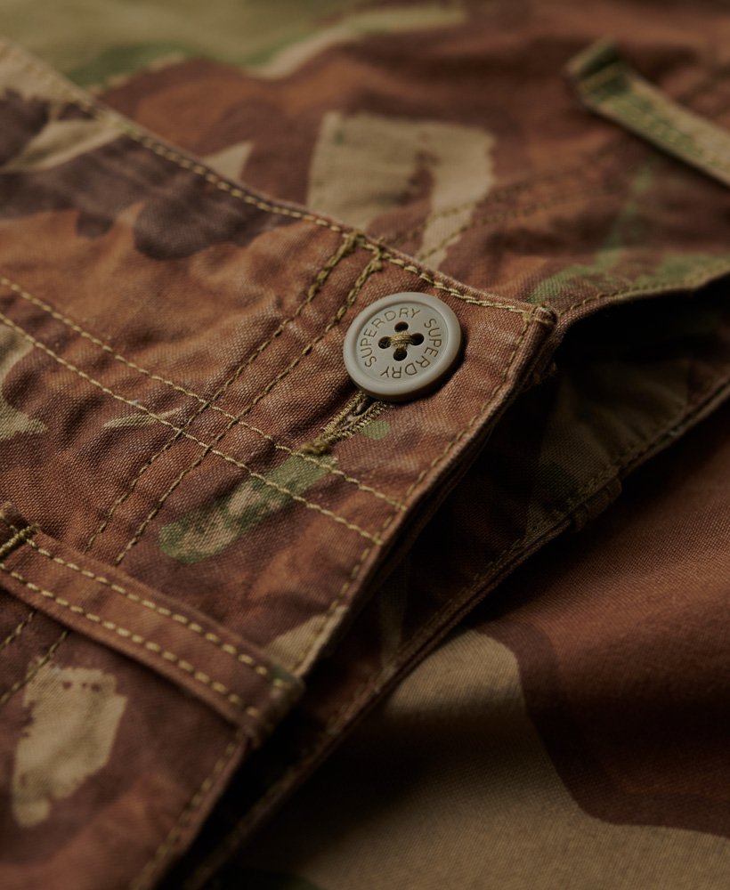calça cargo folgada em algodão orgânico com estampa camuflada.