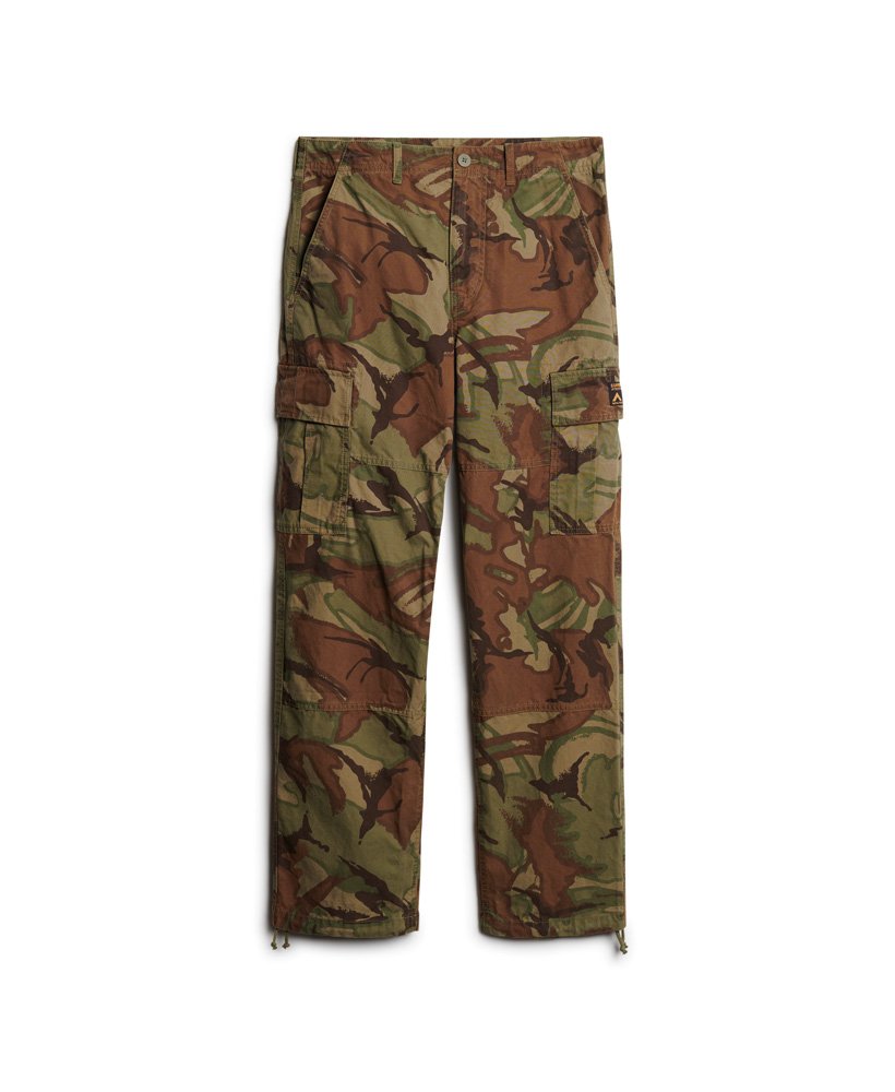 calça cargo folgada em algodão orgânico com estampa camuflada.