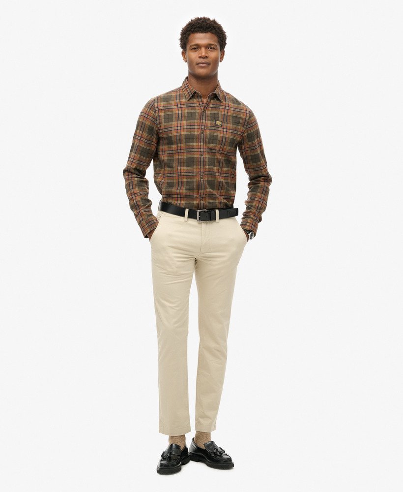calças chino slim tapered stretch na cor bege pelicano.