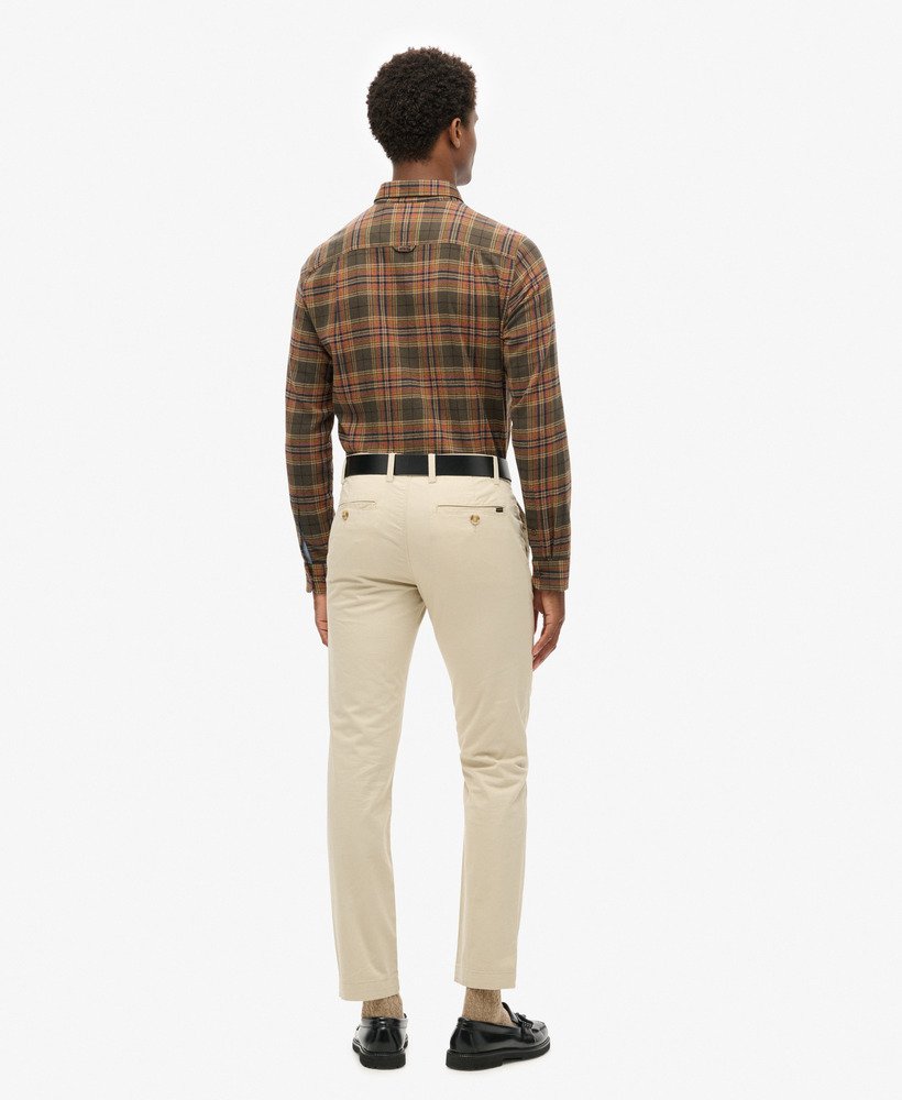 calças chino slim tapered stretch na cor bege pelicano.