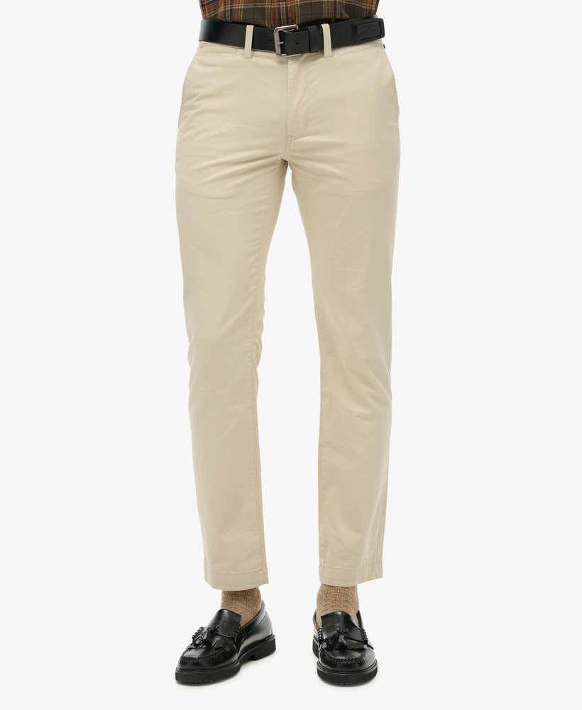 calças chino slim tapered stretch na cor bege pelicano.