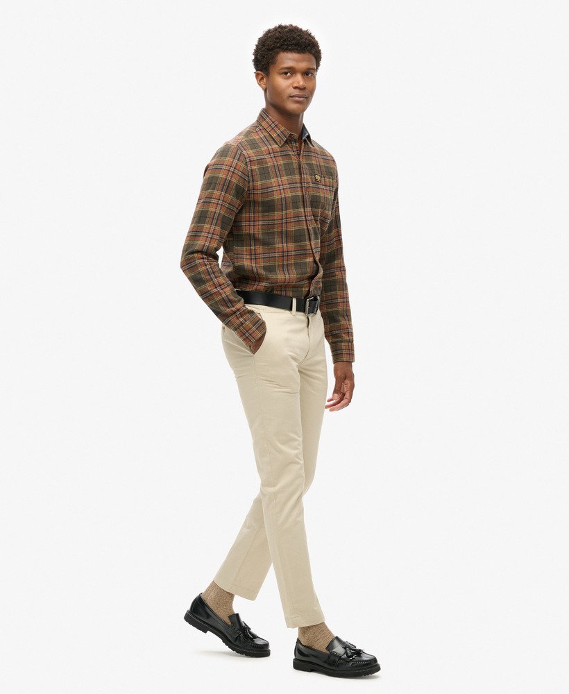 calças chino slim tapered stretch na cor bege pelicano.