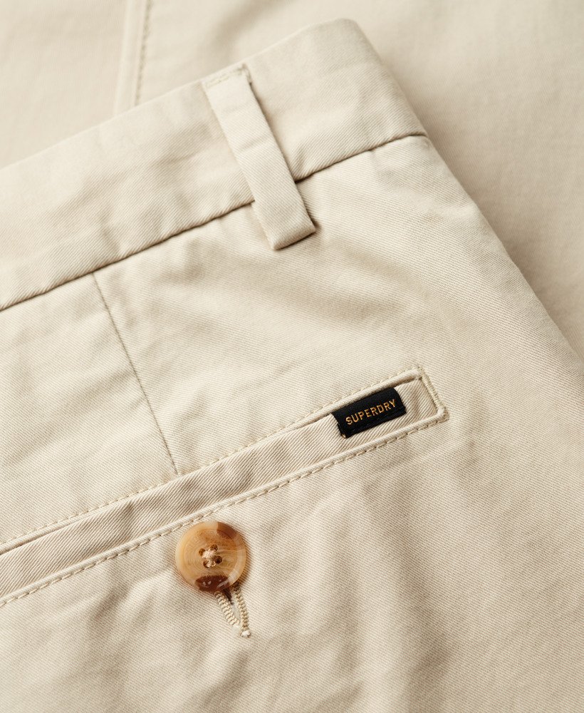 calças chino slim tapered stretch na cor bege pelicano.