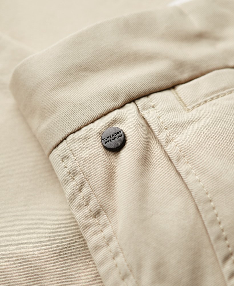 calças chino slim tapered stretch na cor bege pelicano.