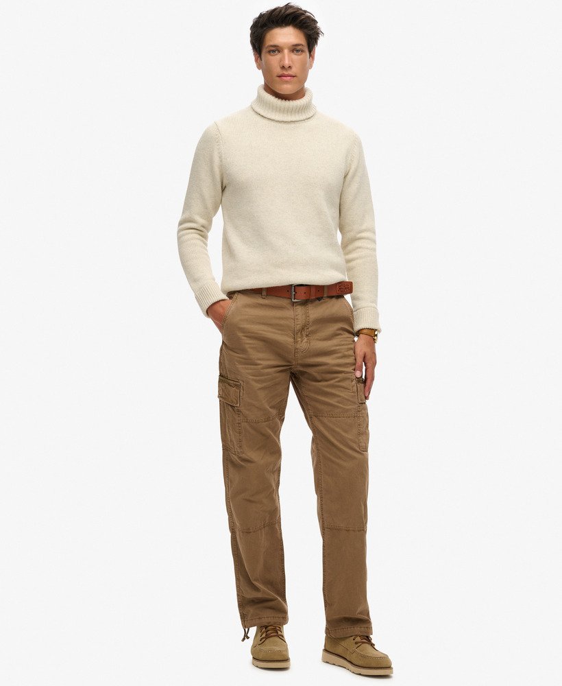 calça cargo folgada em algodão orgânico na cor marrom escuro.