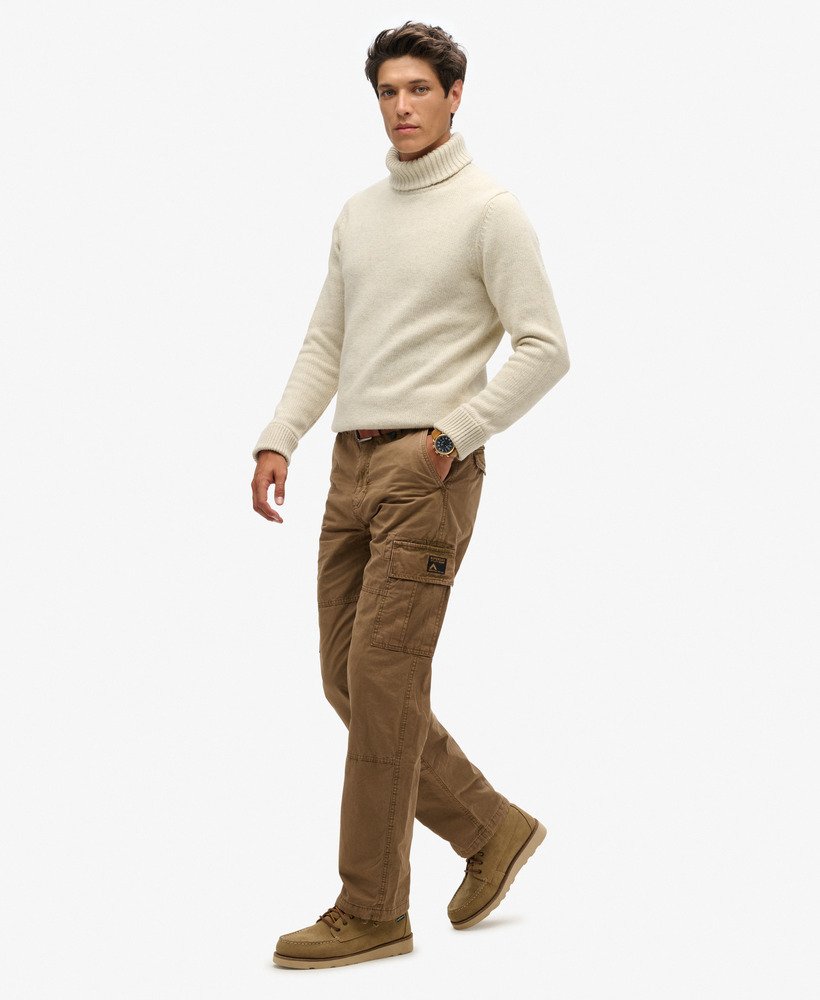 calça cargo folgada em algodão orgânico na cor marrom escuro.