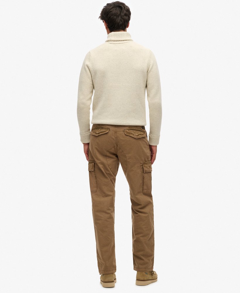 calça cargo folgada em algodão orgânico na cor marrom escuro.