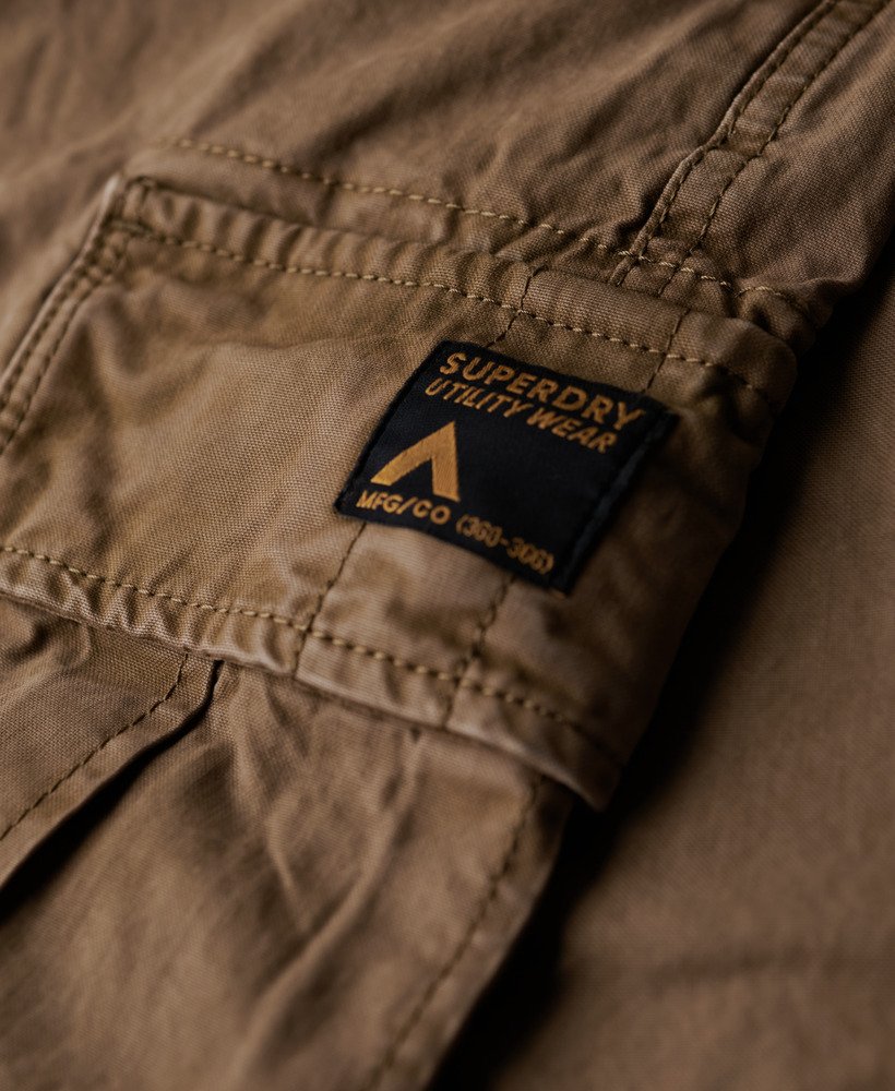 calça cargo folgada em algodão orgânico na cor marrom escuro.