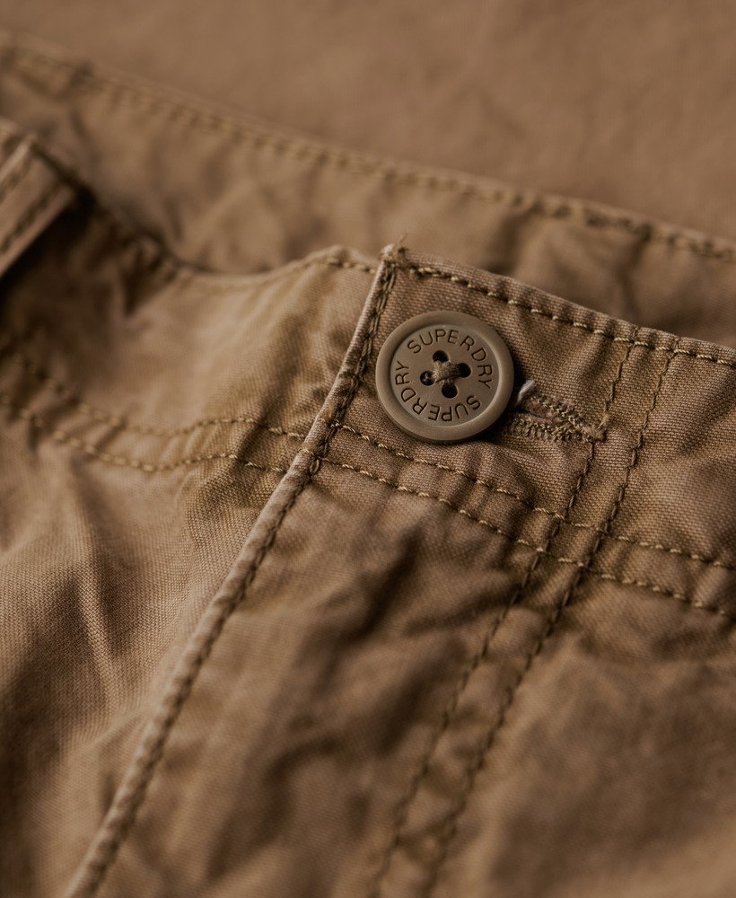 calça cargo folgada em algodão orgânico na cor marrom escuro.