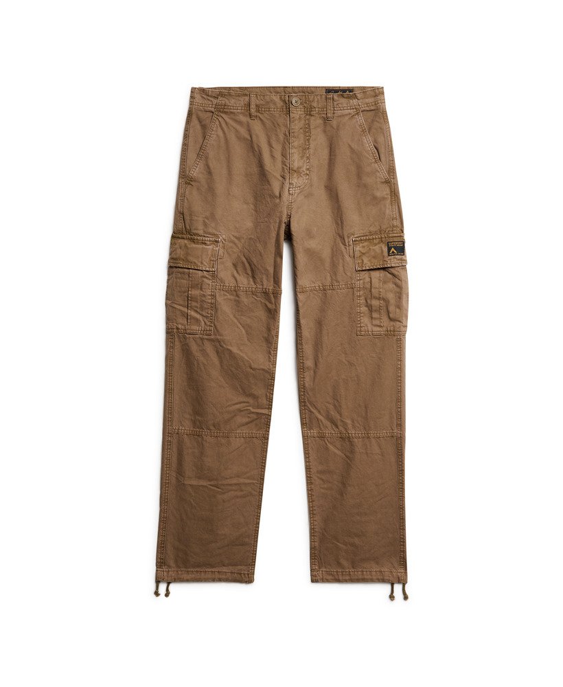 calça cargo folgada em algodão orgânico na cor marrom escuro.