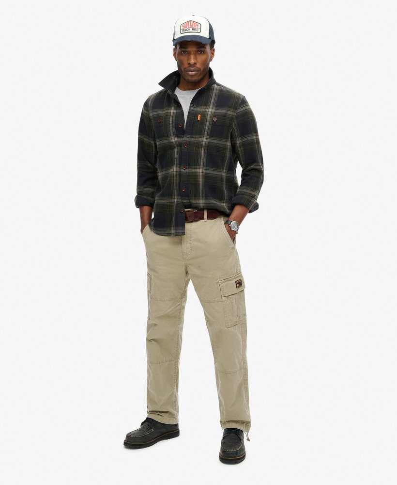 calça cargo folgada em algodão orgânico na cor bege.