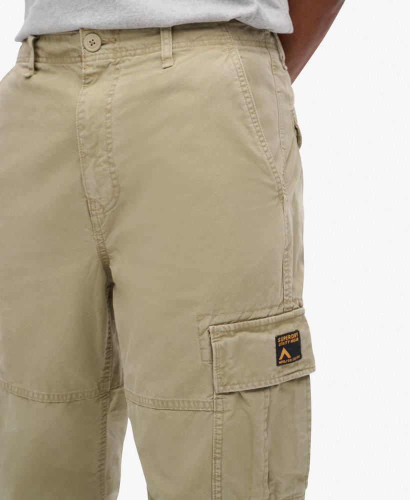 calça cargo folgada em algodão orgânico na cor bege.