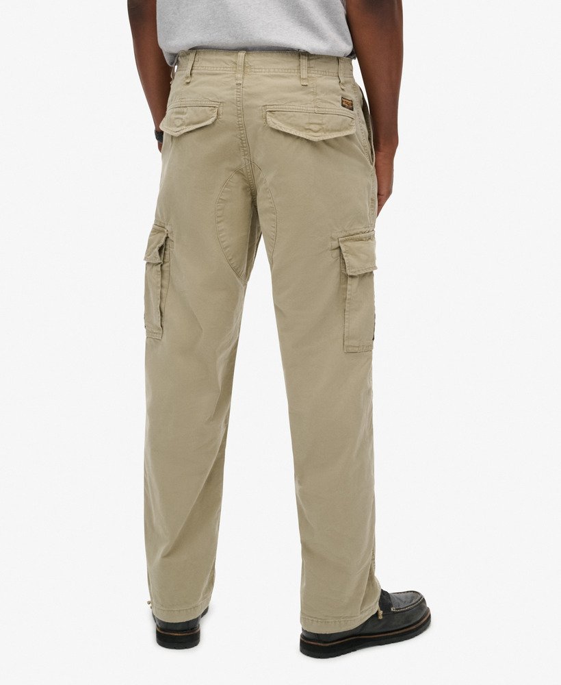 calça cargo folgada em algodão orgânico na cor bege.