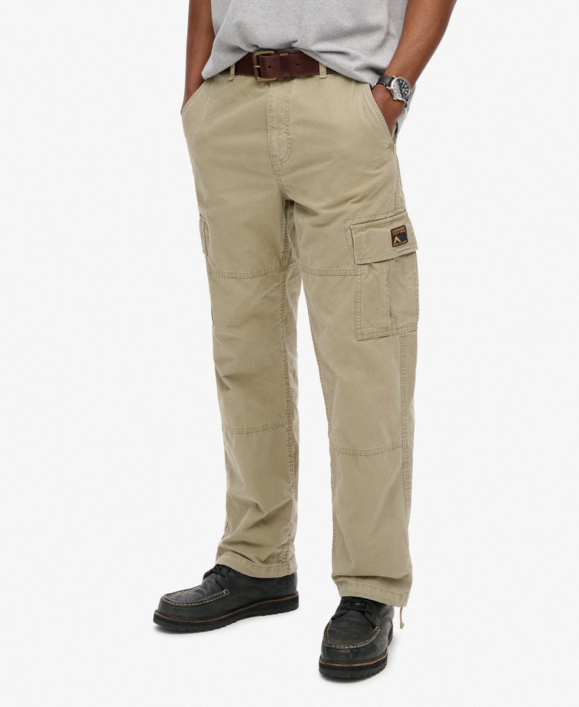 calça cargo folgada em algodão orgânico na cor bege.