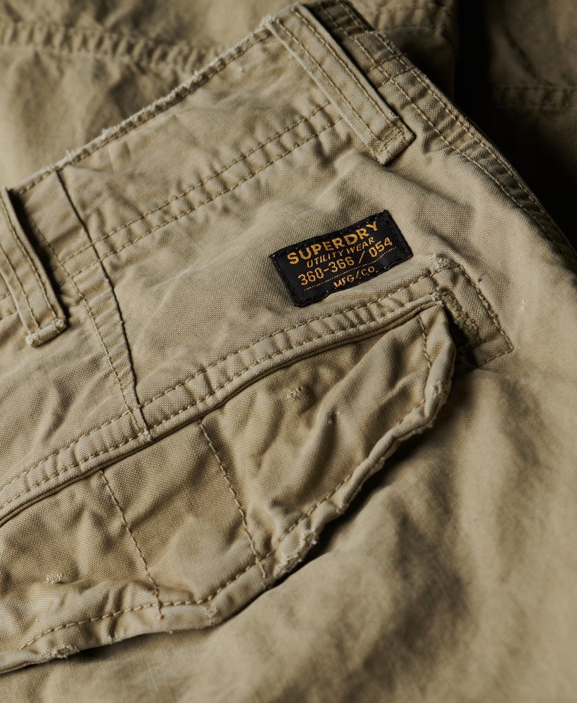 calça cargo folgada em algodão orgânico na cor bege.