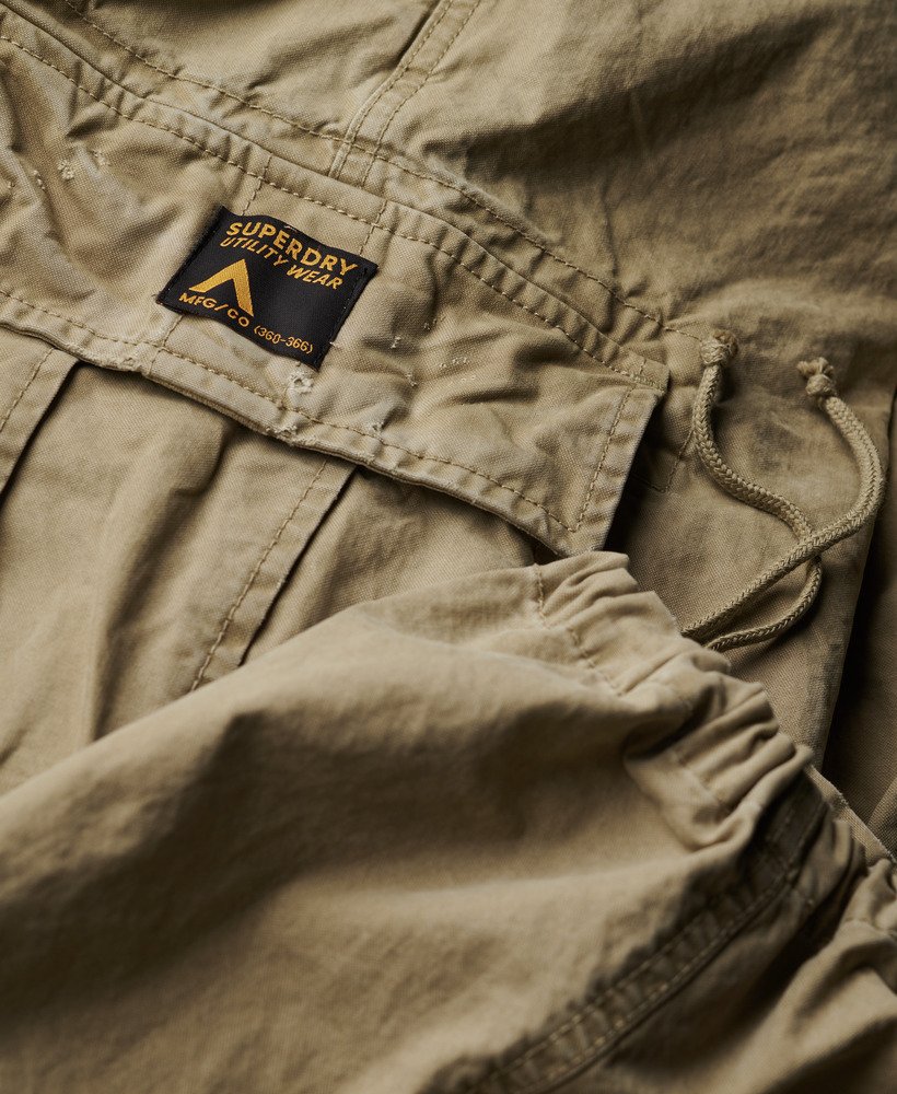 calça cargo folgada em algodão orgânico na cor bege.