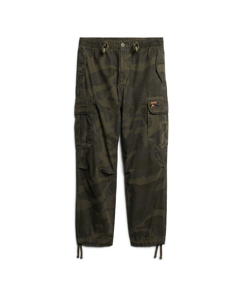 calças largas estilo paraquedas na cor camuflagem verde-oliva telo