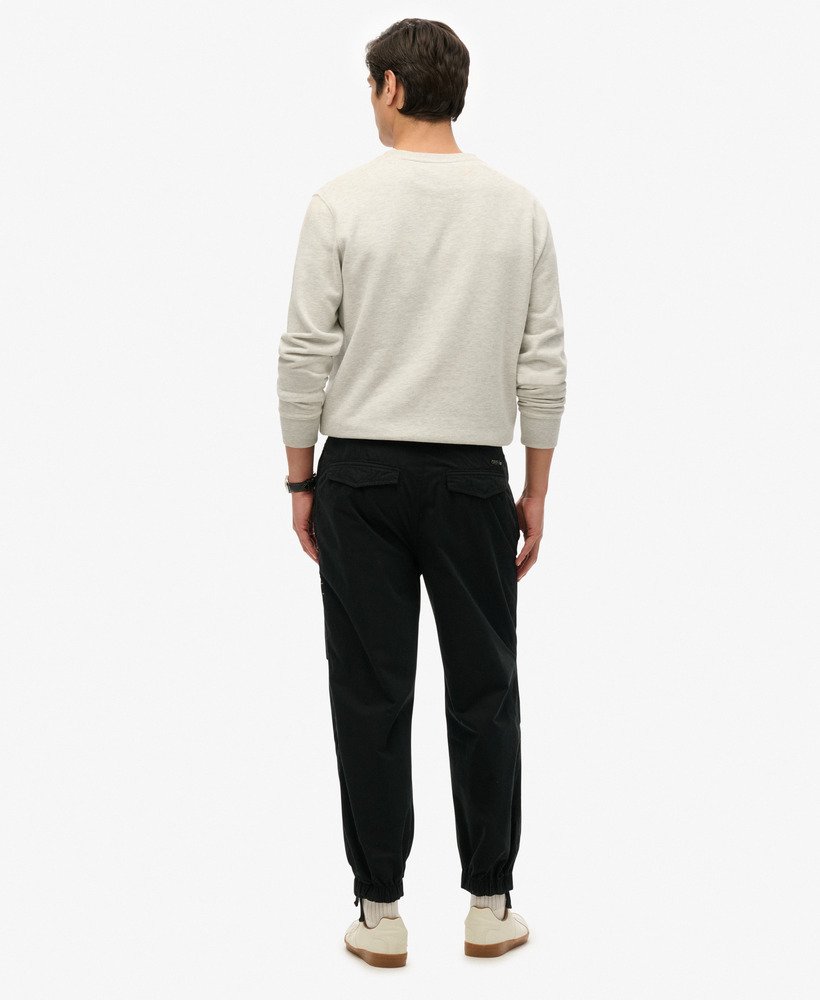 calça masculina de algodão orgânico com aderência tipo paraquedas na cor preta.