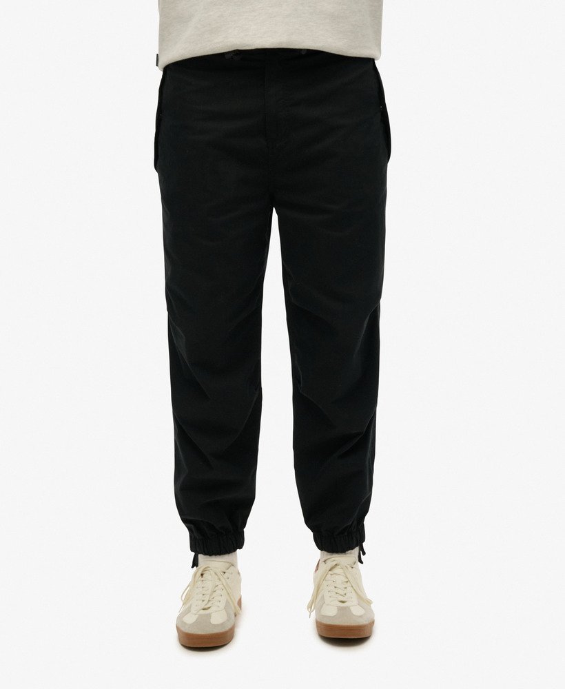 calça masculina de algodão orgânico com aderência tipo paraquedas na cor preta.