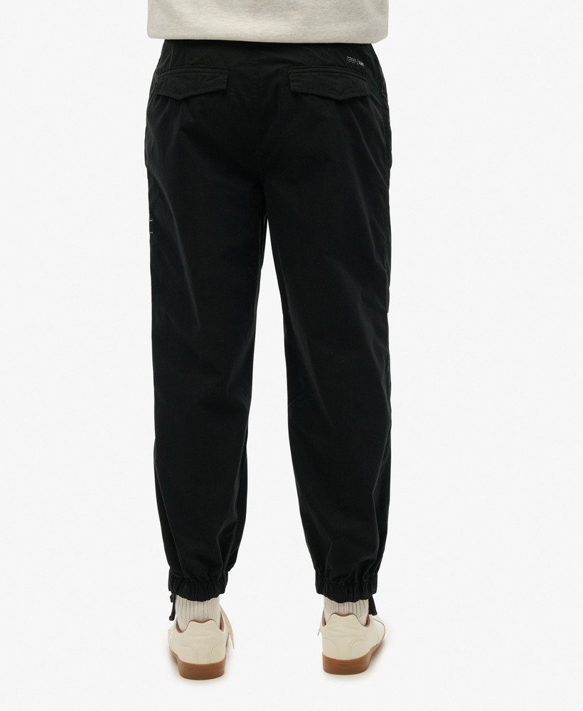 calça masculina de algodão orgânico com aderência tipo paraquedas na cor preta.