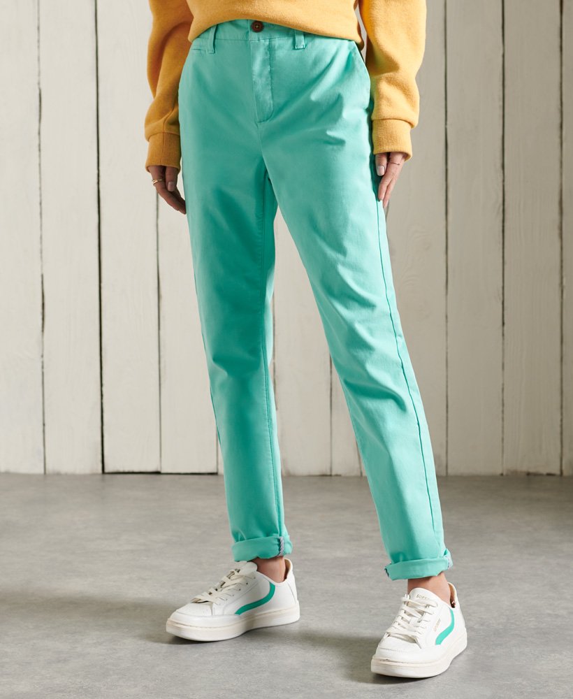 calça chino slim na cor turquesa fluorescente.