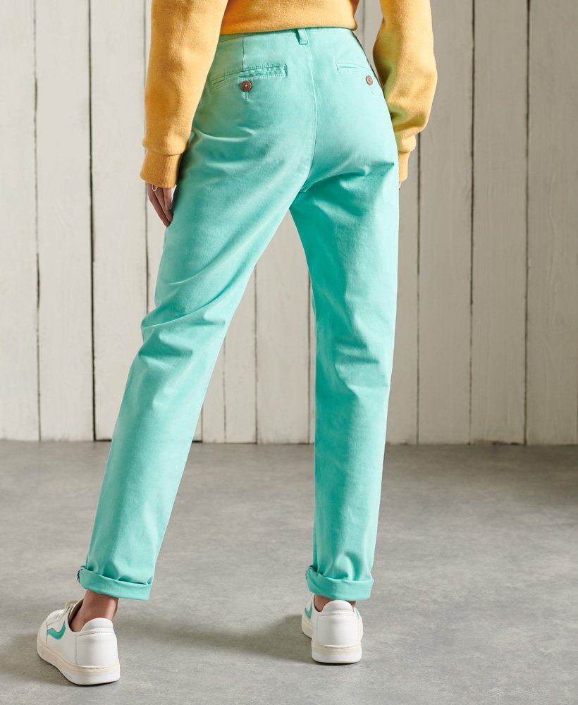 calça chino slim na cor turquesa fluorescente.