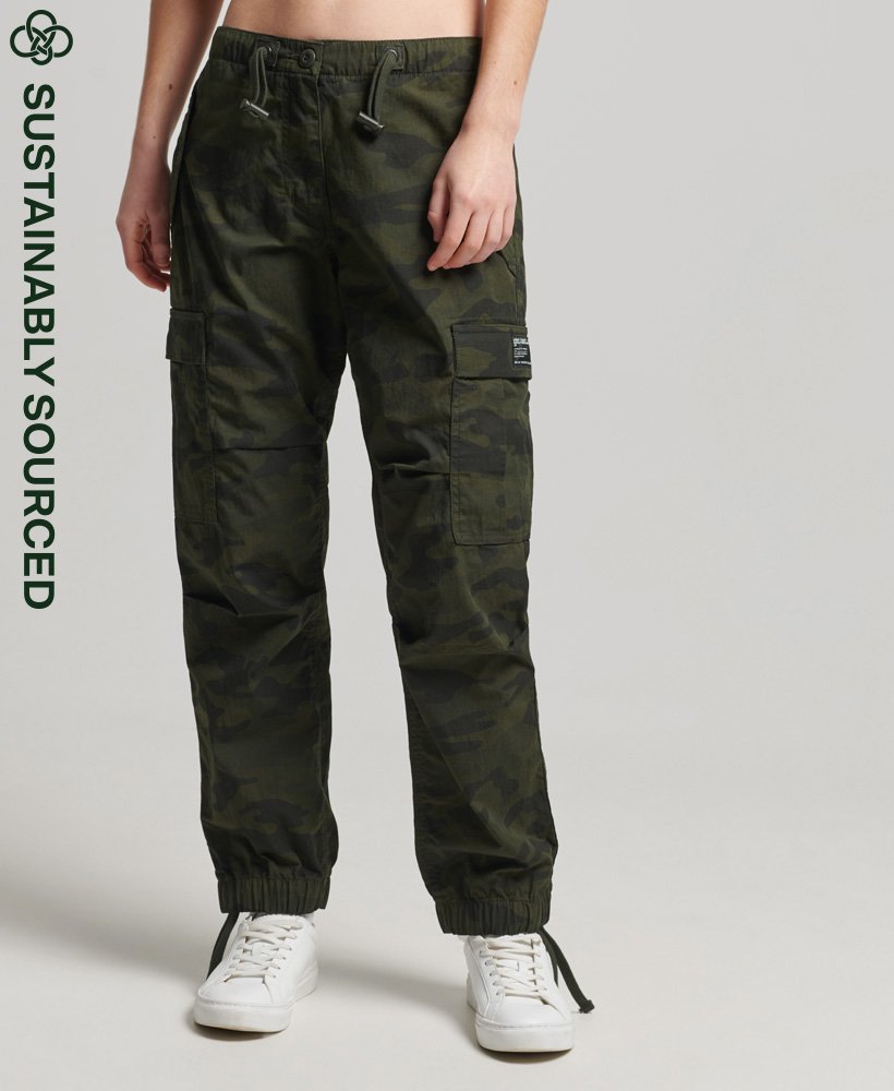 calças parachute grip em algodão orgânico com estampa camuflada tingida.