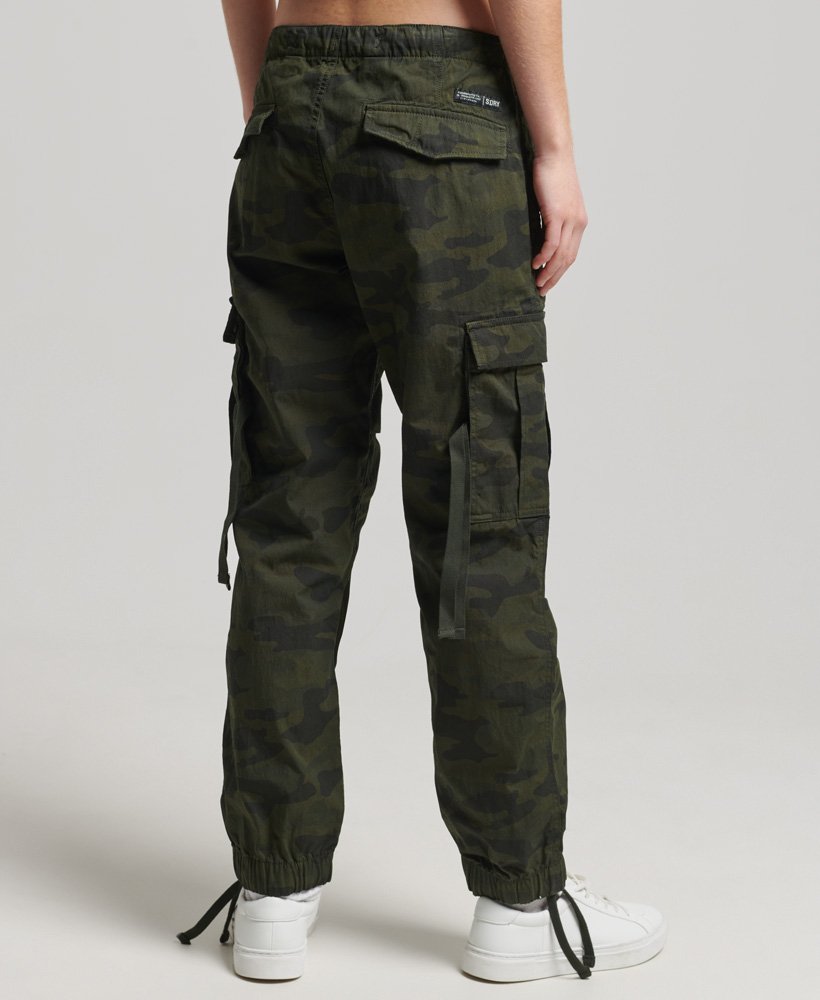 calças parachute grip em algodão orgânico com estampa camuflada tingida.
