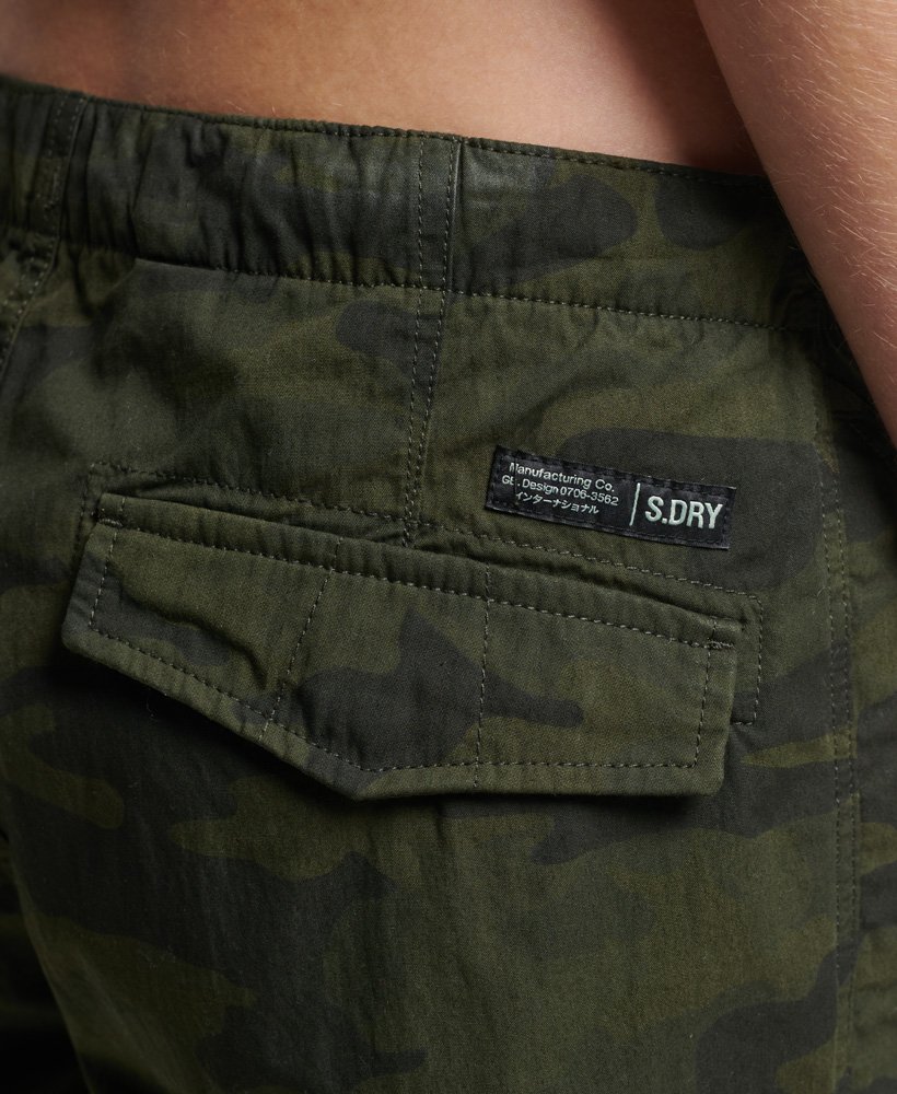 calças parachute grip em algodão orgânico com estampa camuflada tingida.