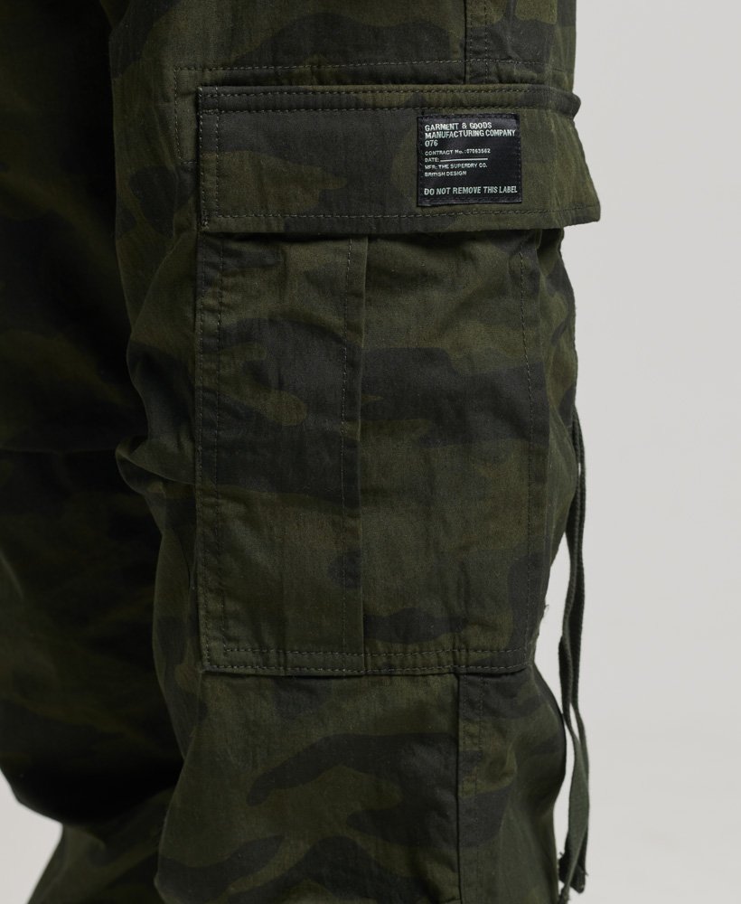 calças parachute grip em algodão orgânico com estampa camuflada tingida.