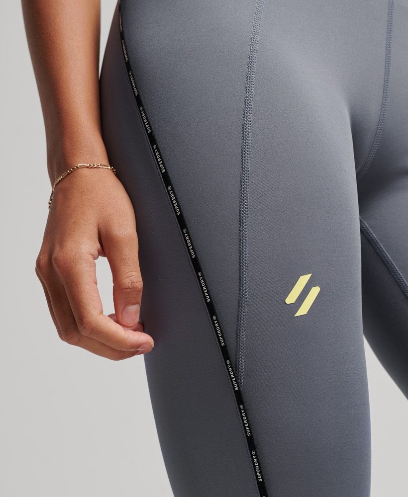 calça legging elástica justa da marca train na cor cinza folkstone.