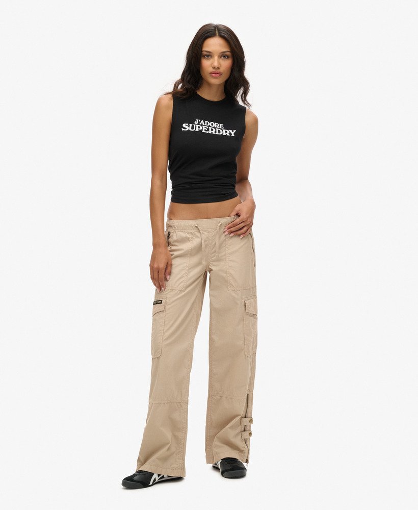 calça cargo de cintura baixa e pernas largas na cor stone wash.