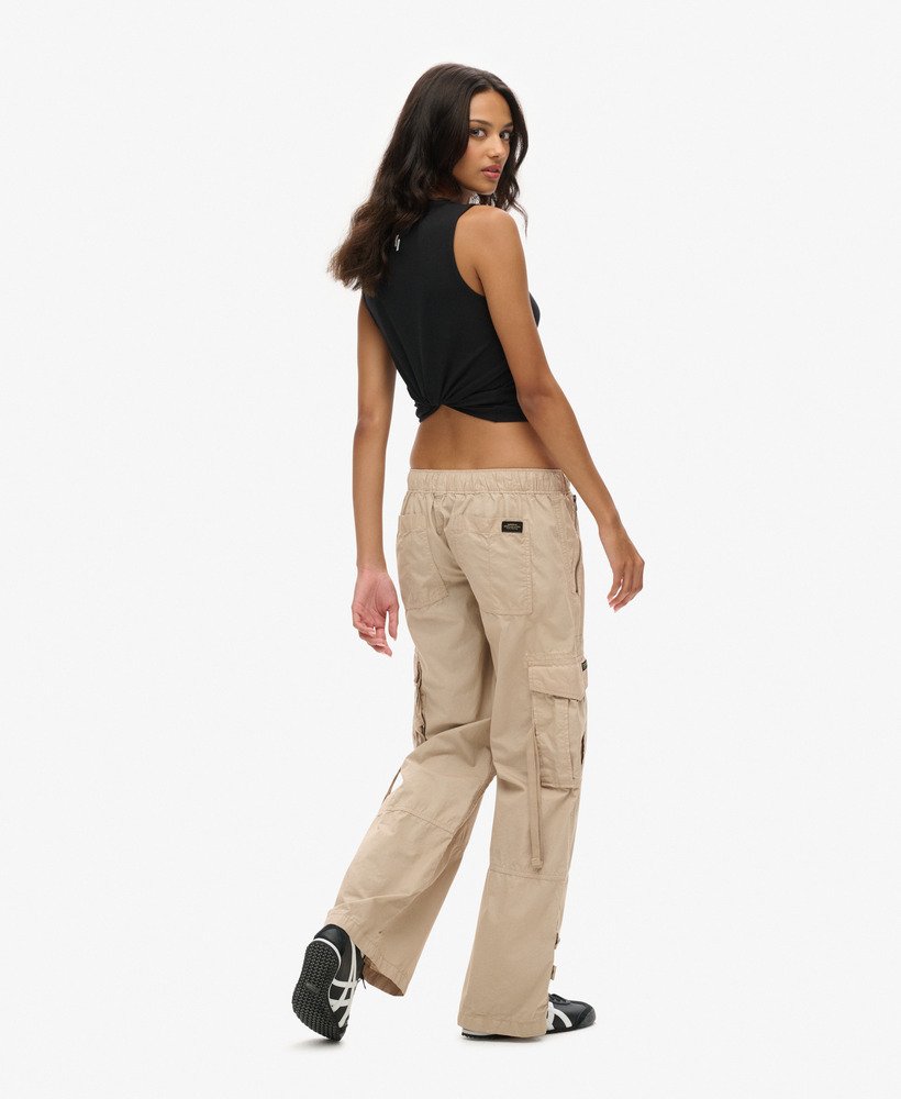 calça cargo de cintura baixa e pernas largas na cor stone wash.