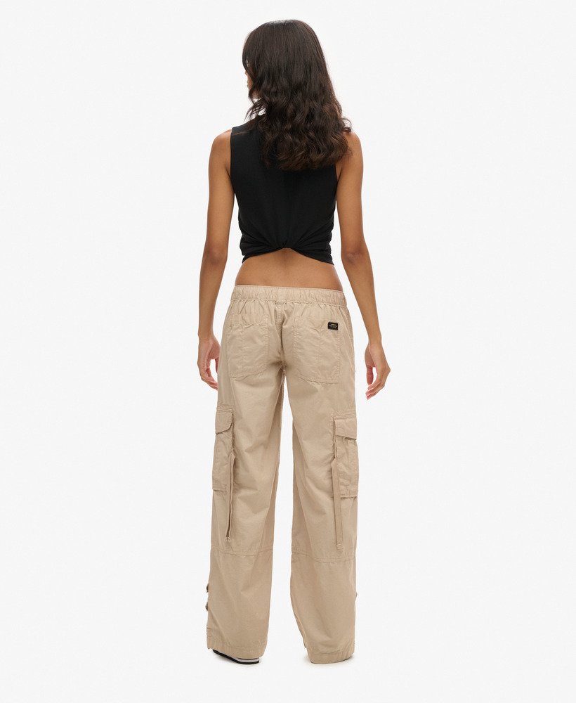 calça cargo de cintura baixa e pernas largas na cor stone wash.