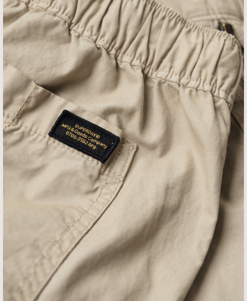 calça cargo de cintura baixa e pernas largas na cor stone wash.