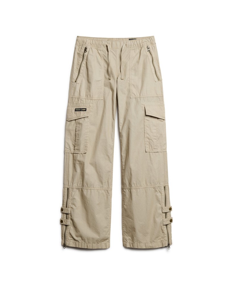 calça cargo de cintura baixa e pernas largas na cor stone wash.