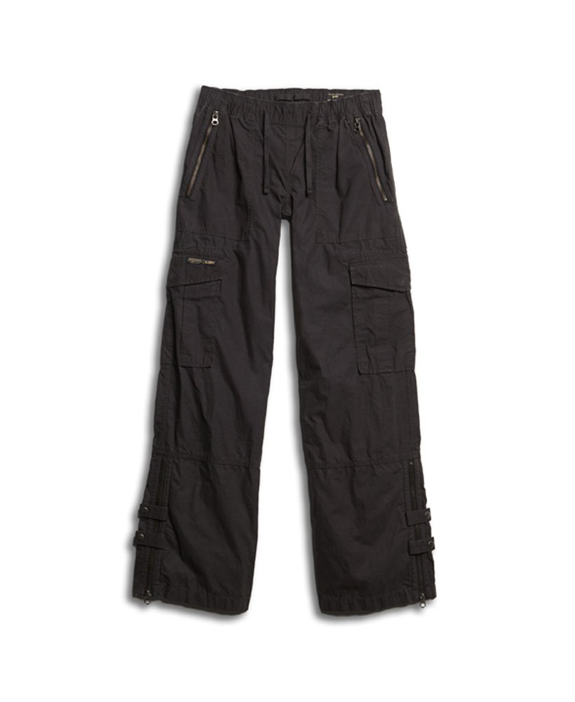 calça cargo de cintura baixa e pernas largas na cor preta lavada.