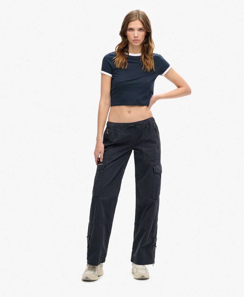 calça cargo de cintura baixa e pernas largas na cor azul marinho eclipse.
