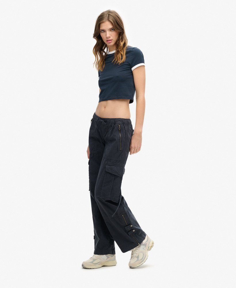 calça cargo de cintura baixa e pernas largas na cor azul marinho eclipse.