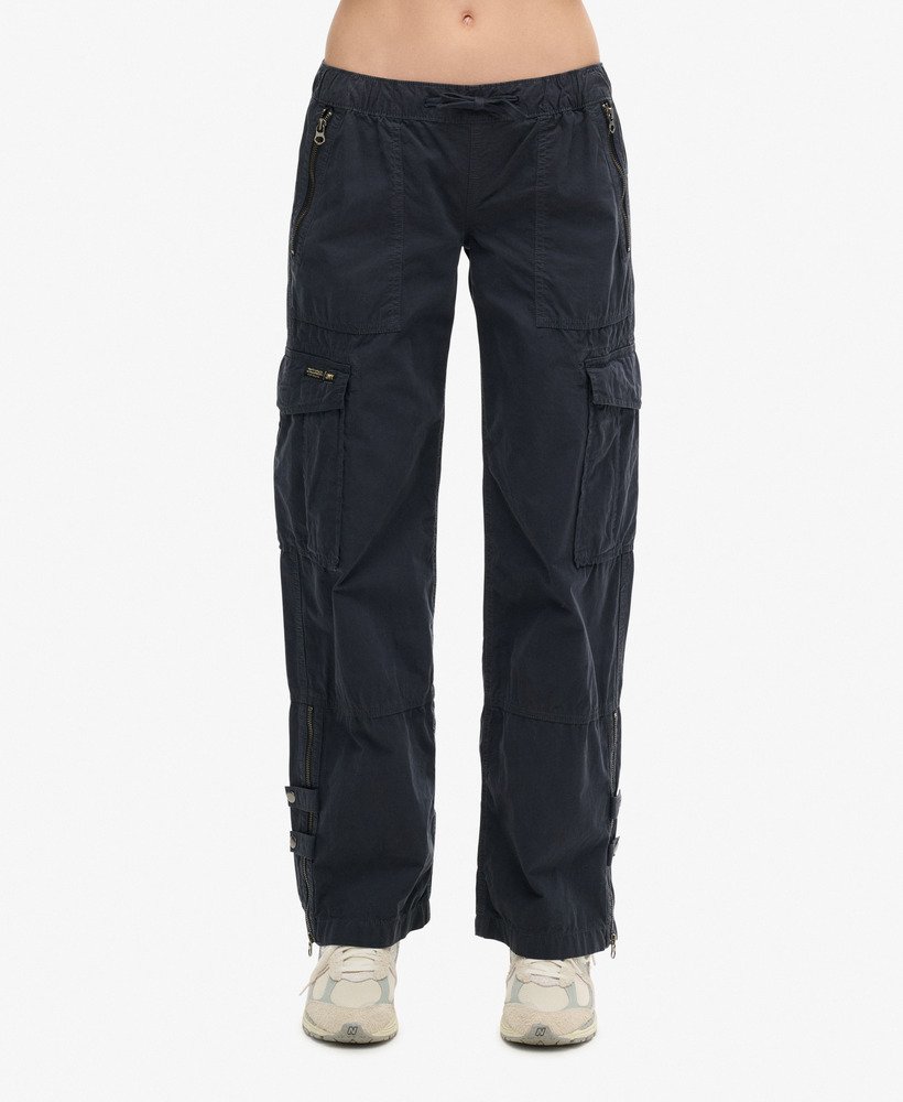 calça cargo de cintura baixa e pernas largas na cor azul marinho eclipse.