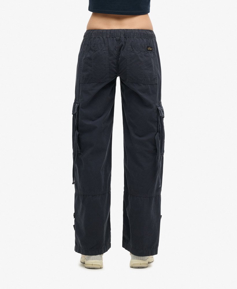 calça cargo de cintura baixa e pernas largas na cor azul marinho eclipse.