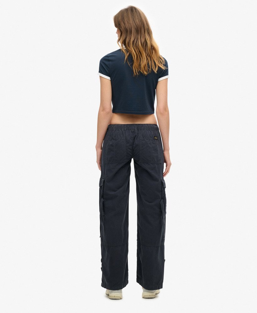 calça cargo de cintura baixa e pernas largas na cor azul marinho eclipse.