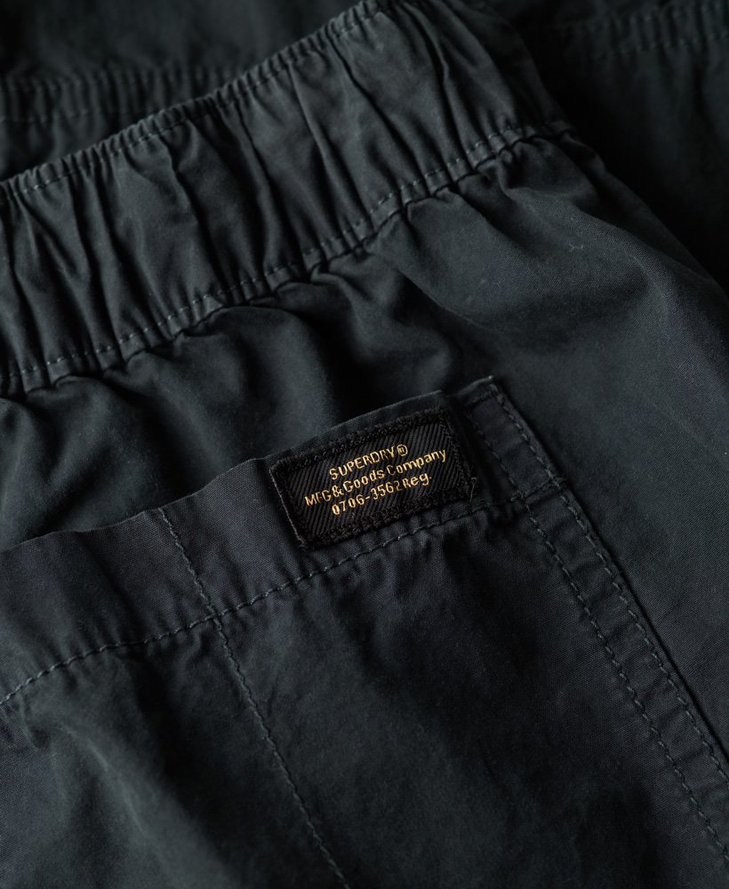 calça cargo de cintura baixa e pernas largas na cor azul marinho eclipse.