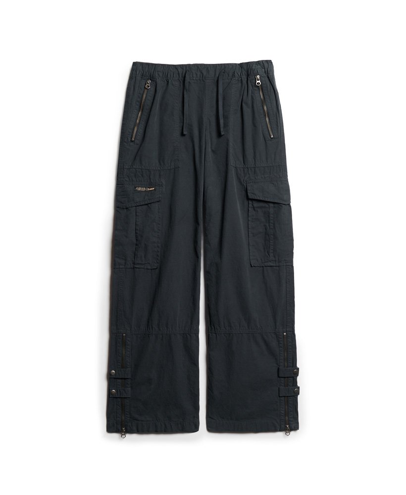 calça cargo de cintura baixa e pernas largas na cor azul marinho eclipse.
