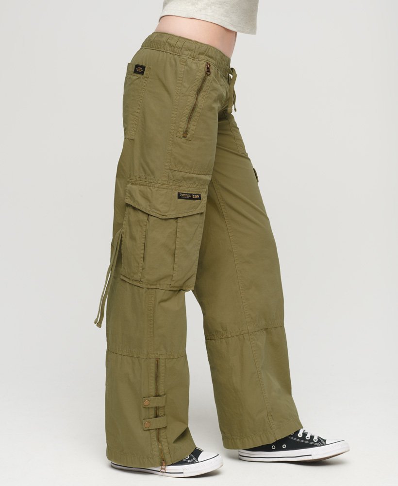calça cargo de cintura baixa e pernas largas na cor verde-oliva para trekking