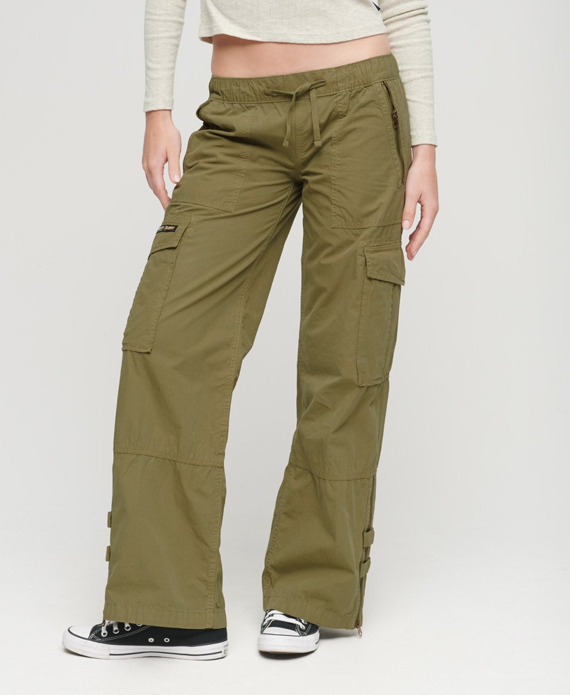 calça cargo de cintura baixa e pernas largas na cor verde-oliva para trekking