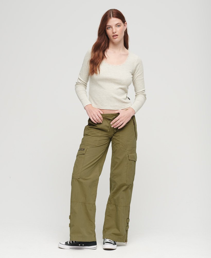 calça cargo de cintura baixa e pernas largas na cor verde-oliva para trekking