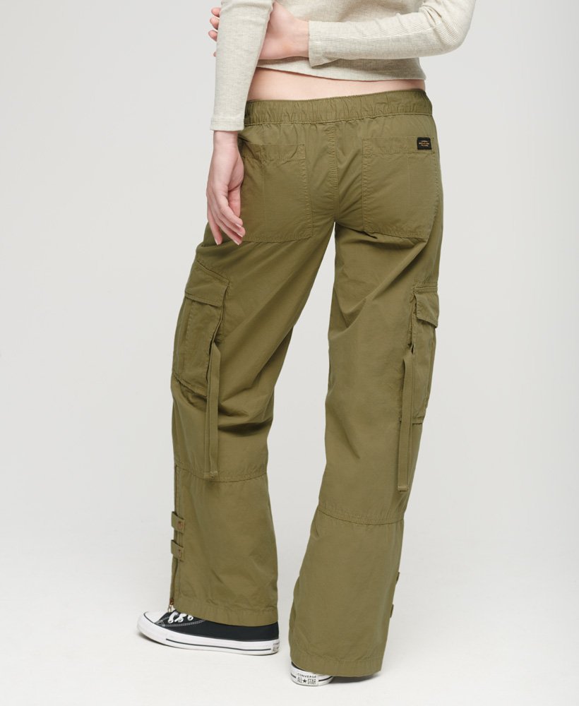 calça cargo de cintura baixa e pernas largas na cor verde-oliva para trekking