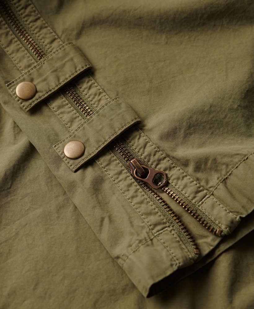 calça cargo de cintura baixa e pernas largas na cor verde-oliva para trekking