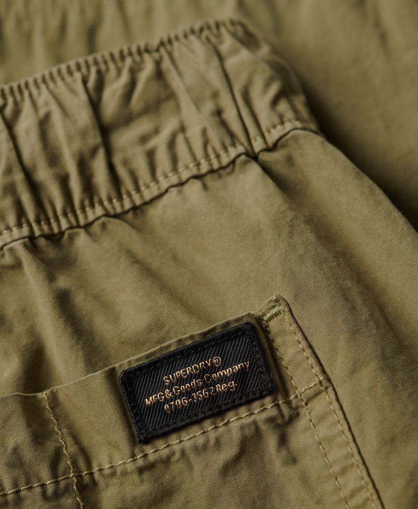 calça cargo de cintura baixa e pernas largas na cor verde-oliva para trekking